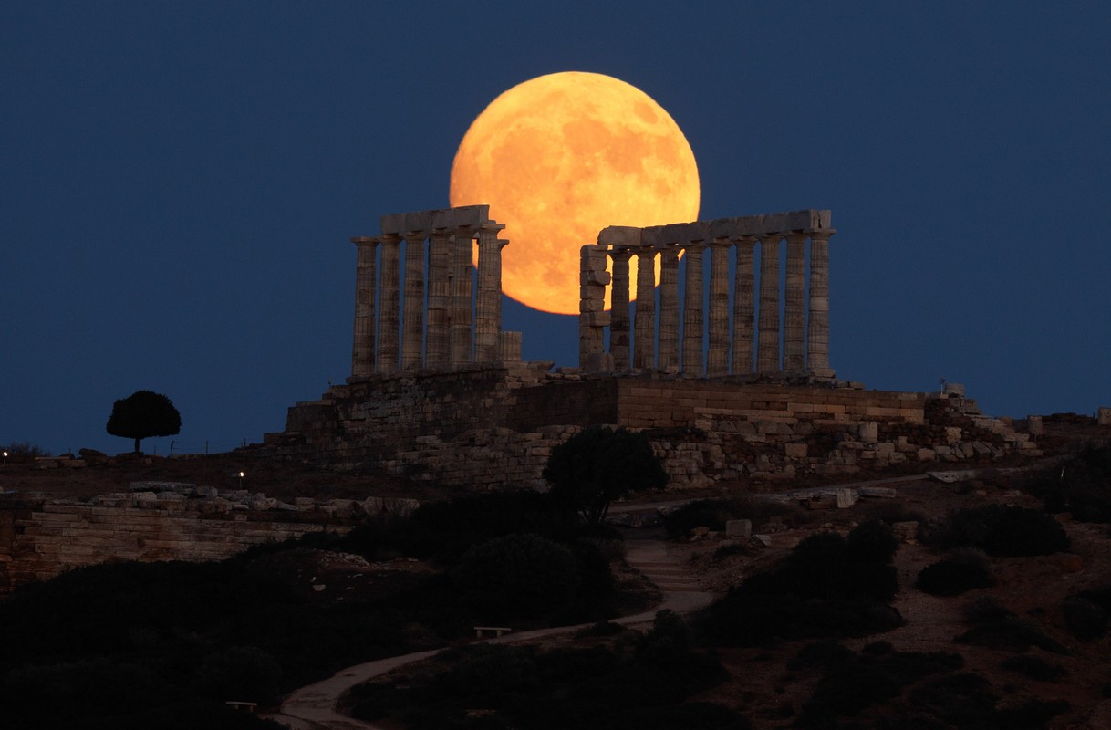 Φεγγάρι του ελαφιού: Μαγικές εικόνες σε Σούνιο, Ναύπλιο και Χαλκιδική