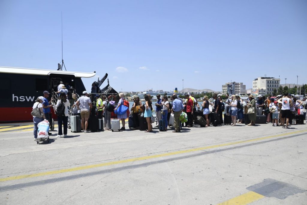 Πειραιάς: Με πληρότητα φεύγουν τα πλοία
