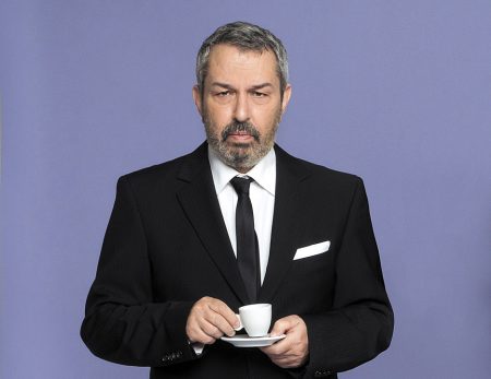 Χρήστος Χατζηπαναγιώτης: «Το γέλιο είναι λυτρωτικό, είναι θεραπεία»