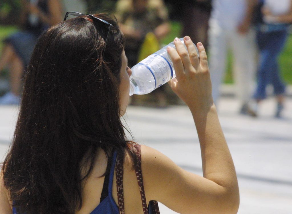 Ηλεκτρολύτες: Τι είναι. Πόσους χρειαζόμαστε στο καύσωνα – Αναπληρώνονται;