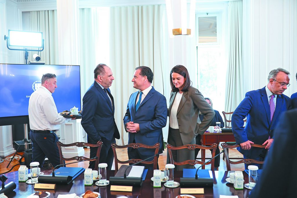 «Επικίνδυνες σχέσεις» στο Μαξίμου – Τα «καυτά ζευγάρια», το πινγκ πονγκ ευθυνών