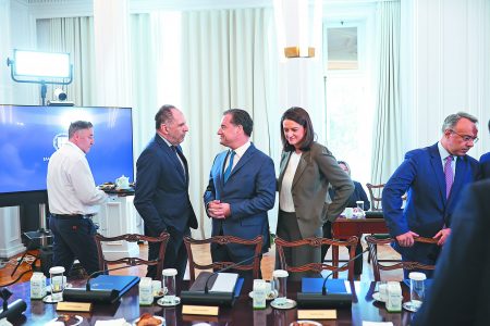 «Επικίνδυνες σχέσεις» στο Μαξίμου – Τα «καυτά ζευγάρια», το πινγκ πονγκ ευθυνών