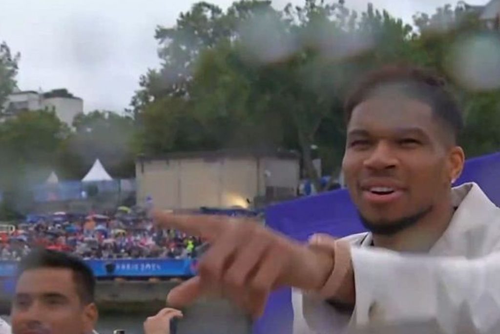 Ολυμπιακοί Αγώνες 2024: Η στιγμή που ο Αντετοκούνμπο εντόπισε τη μαμά του