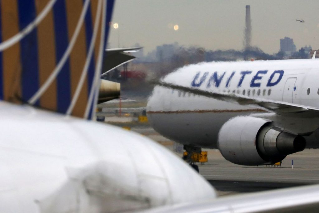 United Airlines: Αναγκαστική προσγείωση – Πλήρωμα και επιβάτες έκαναν εμετό