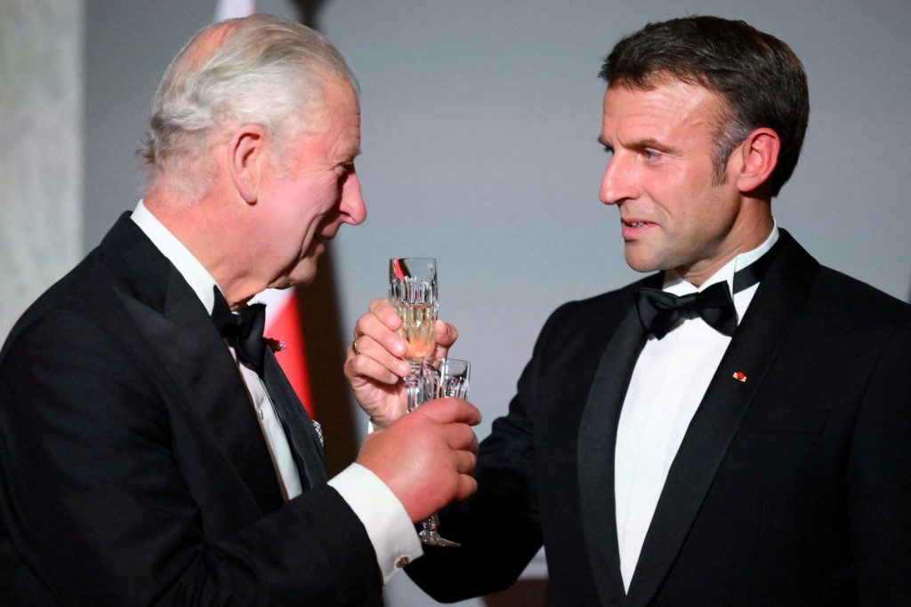 Γαλλία: Τα πολυτελή επίσημα δείπνα του Μακρόν εκτίναξαν τον προϋπολογισμό του Ελιζέ