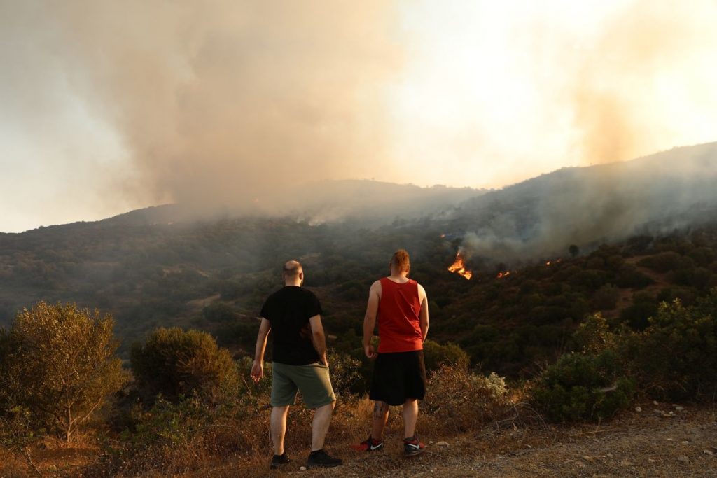 Εύβοια: 112 για τα Κριεζά – «Απομακρυνθείτε προς Αλιβέρι»