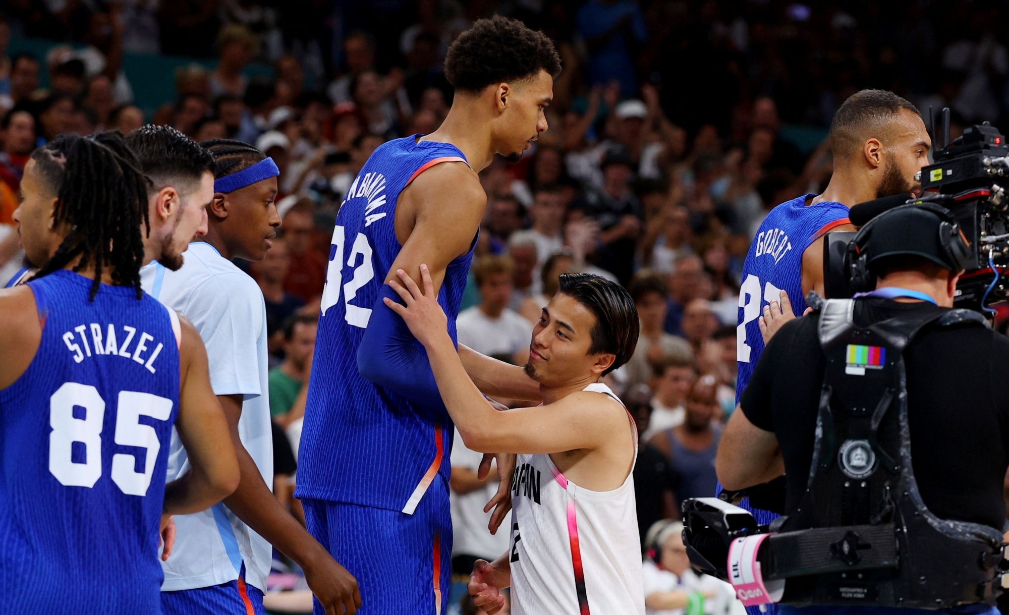 Ολυμπιακοί Αγώνες: Οι 61 πόντοι διαφοράς Γουεμπανιάμα – Τογκάσι στην πιο viral φωτογραφία