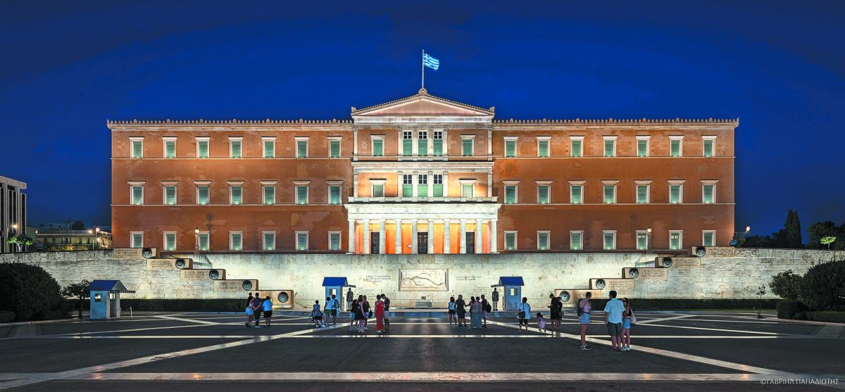 Γ. Αλογοσκούφης : 80 χρόνια σε ένα βιβλίο Γ. Αλογοσκούφης : 80 χρόνια σε ένα βιβλίο