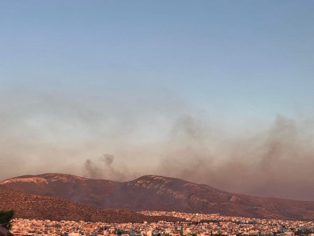 Υπό έλεγχο η φωτιά στην Άνω Γλυφάδα – Δύο συλλήψεις για εμπρησμό