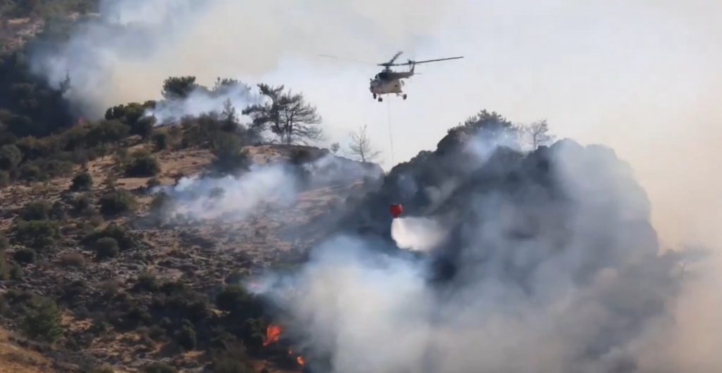 Σμύρνη: Φωτιά στο Κορδελιό απειλεί σπίτια