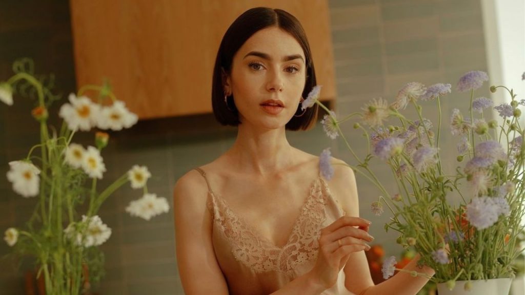 Λίλι Κόλινς για Κ. Μητσοτάκη: «Δηλαδή κυβερνάς την Ελλάδα; Και μετά πας σπίτι και βλέπεις Emily in Paris;»