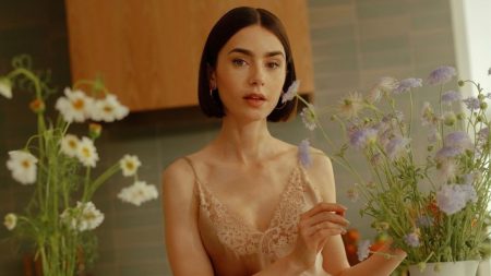 Λίλι Κόλινς για Κ. Μητσοτάκη: «Δηλαδή κυβερνάς την Ελλάδα; Και μετά πας σπίτι και βλέπεις Emily in Paris;»