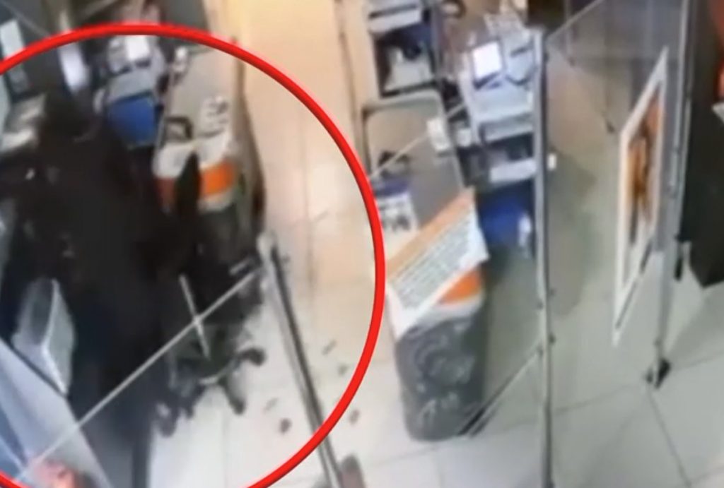 Παρίσταναν τους αστυνομικούς κι άδειαζαν σπίτια και καταστήματα στην Αθήνα – Βίντεο ντοκουμέντα