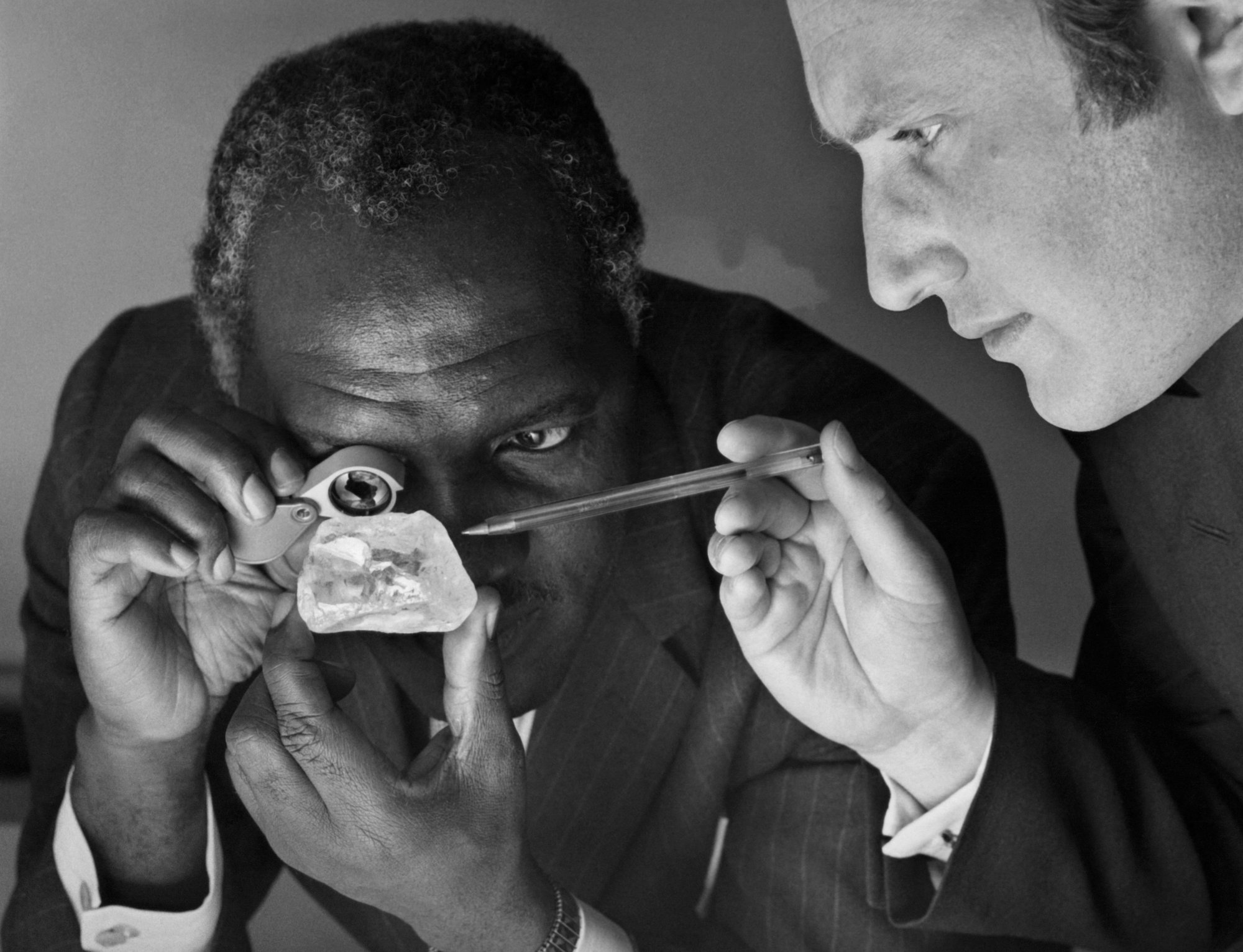 Η εκτυφλωτική λάμψη των διαμαντιών: Μια διαχρονική ιστορία με αμφιλεγόμενες πτυχές