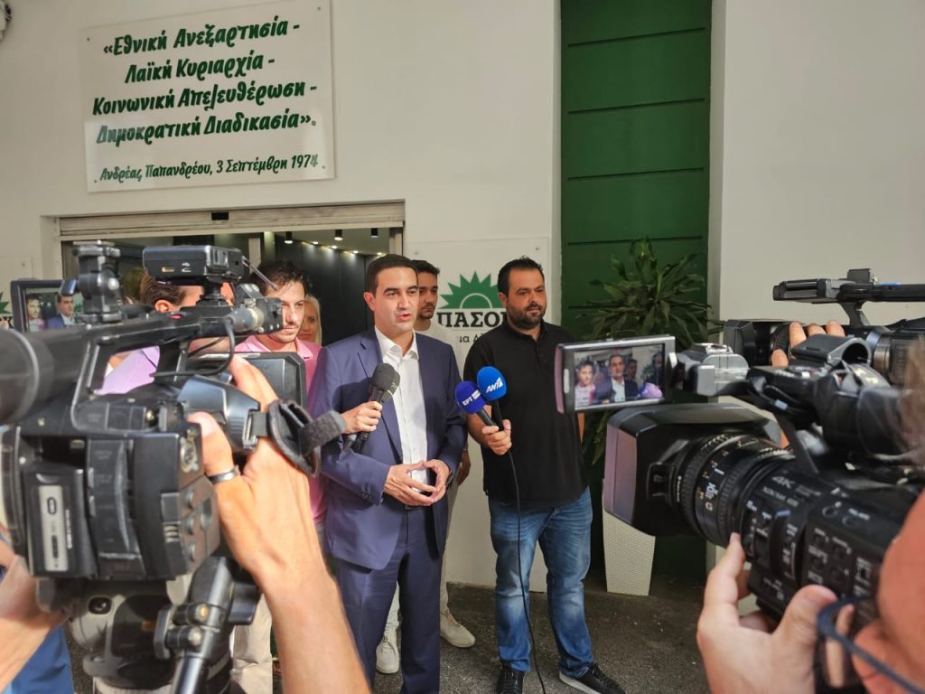 Μιχάλης Κατρίνης: Κατέθεσε 14.000 υπογραφές για την υποψηφιότητά του στις εκλογές του ΠαΣοΚ