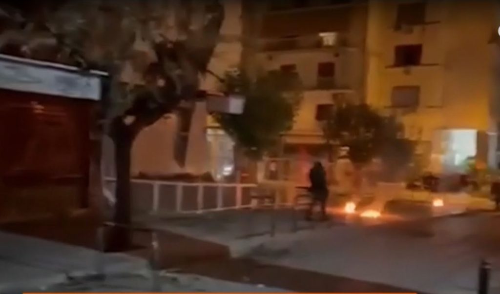 Εξάρχεια: Επίθεση 30 ατόμων σε αστυνομικούς – Ενας τραυματίας, 23 προσαγωγές