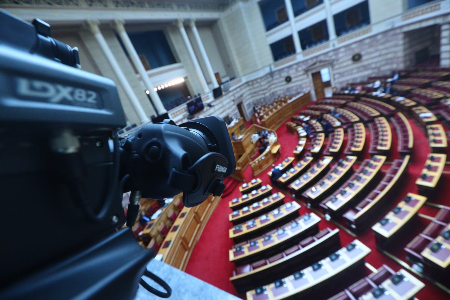 Γαλάζια νυχτοπερπατήματα από τη μια και ντιμπέιτ από την άλλη Γαλάζια νυχτοπερπατήματα από τη μια και ντιμπέιτ από την άλλη