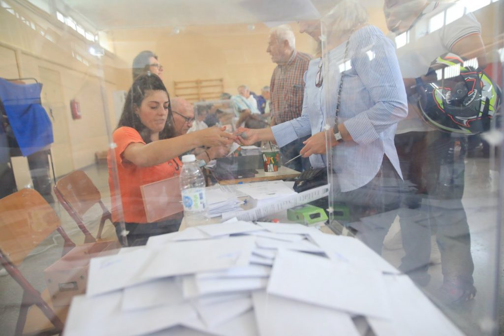Τρίτη θητεία αλλά χωρίς αυτοδυναμία ΝΔ βλέπουν οι πολίτες – Τι λένε για Τσίπρα, Καρυστιανού