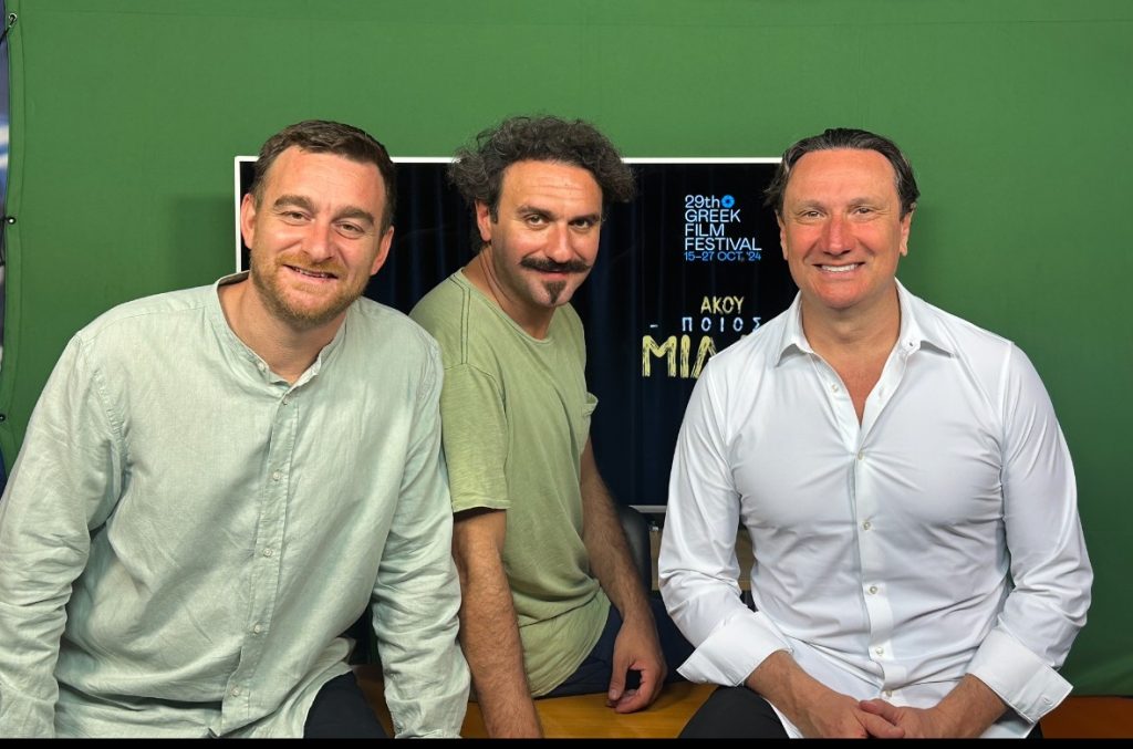 Εξερευνώντας την αστεία πλευρά της ζωής με τους συντελεστές του “ΆΚΟΥ ΠΟΙΟΣ ΜΙΛΑΕΙ”,