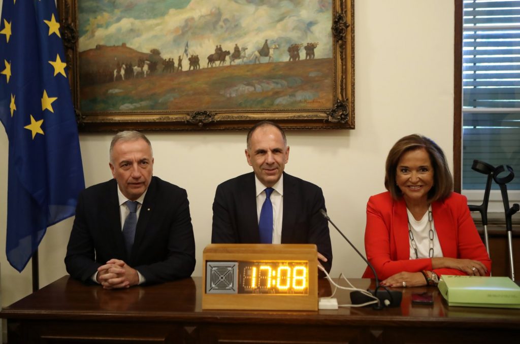 Ο Γεραπετρίτης ενημερώνει τους γαλάζιους βουλευτές – Τα γλυκά που κέρασε η Ντόρα