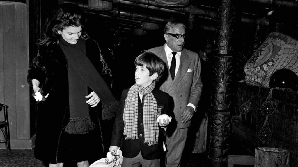 Η άγνωστη σχέση του Ωνάση με τον Τζον Κένεντι Τζ.