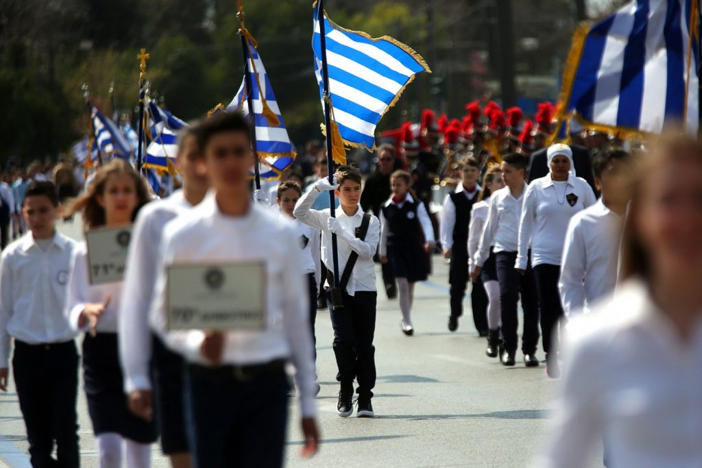 Ποιοι θα σηκώνουν τη σημαία στις μαθητικές παρελάσεις