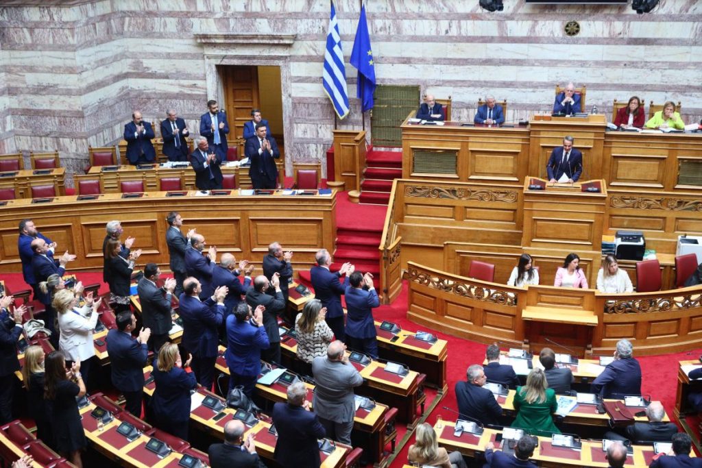 Βουλή: Καβγάς με φόντο τα Τέμπη και τον θάνατο του Βασίλη Καλογήρου