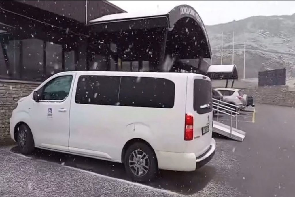 Καιρός: Έπεσαν τα πρώτα χιόνια στον Παρνασσό