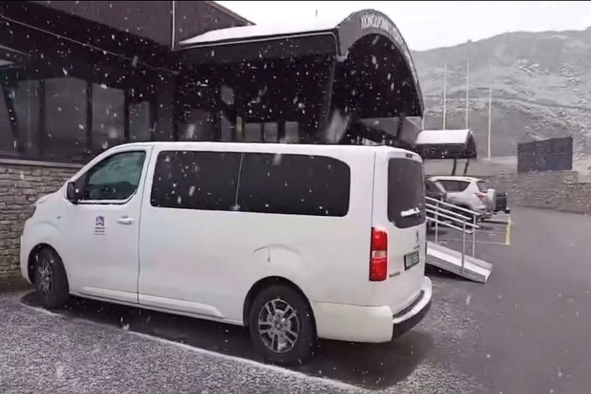 Καιρός: Έπεσαν τα πρώτα χιόνια στον Παρνασσό