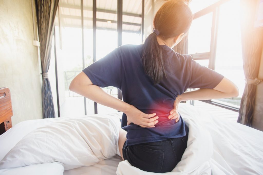 Πόνος στη μέση: Με ποιές ασκήσεις αντιμετωπίζεται, πότε θα πάτε στο γιατρό