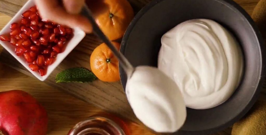 Καρκίνος εντέρου: Πόσο γιαούρτι την εβδομάδα γίνεται «ασπίδα»