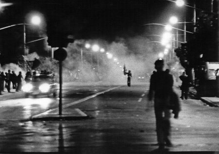 Οι δημοκρατίες υπονομεύονται σήμερα με τη διάβρωση των θεσμών