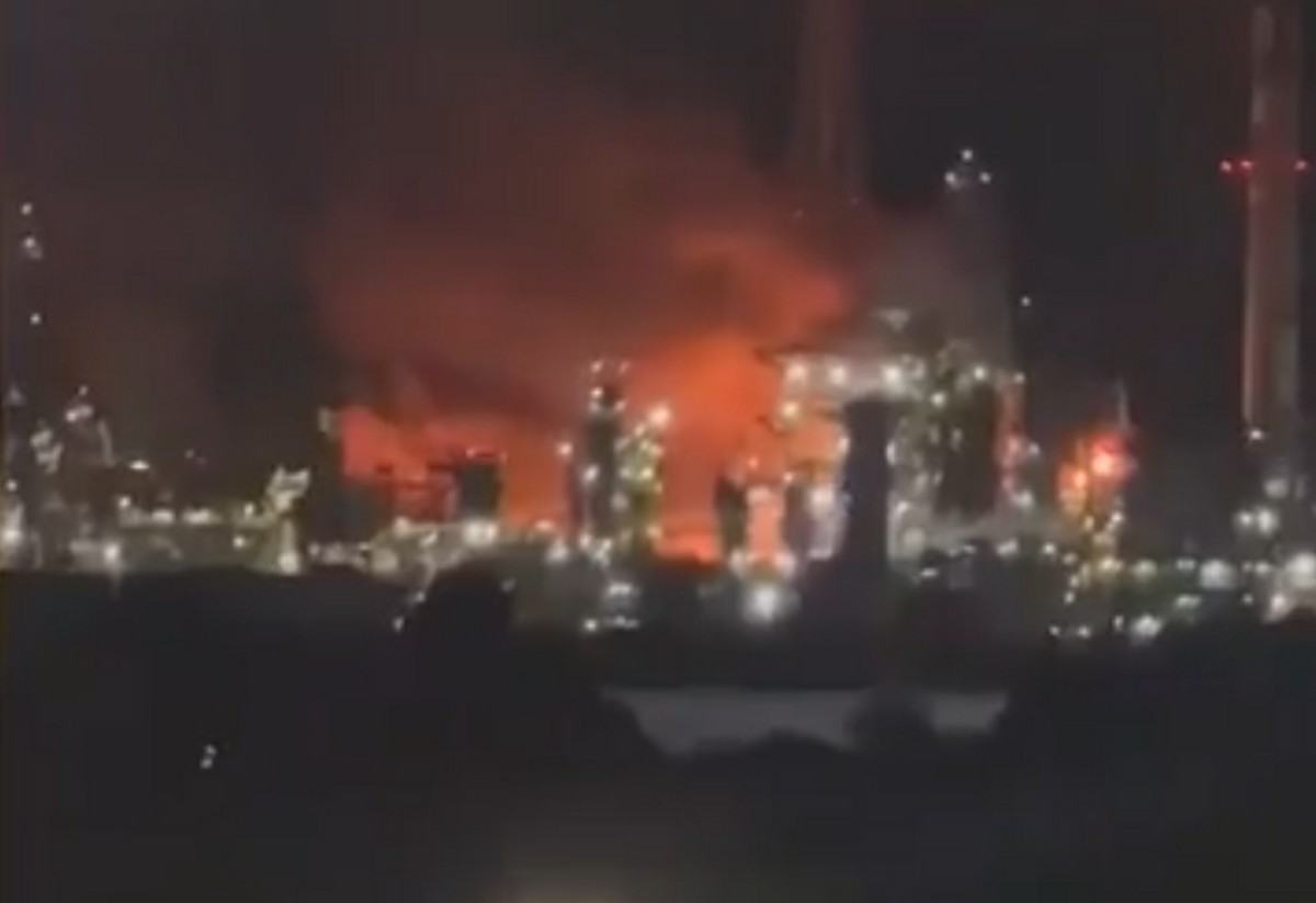 Τουρκία: Διαδοχικές εκρήξεις σε διυλιστήριο στη Σμύρνη Τουρκία: Διαδοχικές εκρήξεις σε διυλιστήριο στη Σμύρνη