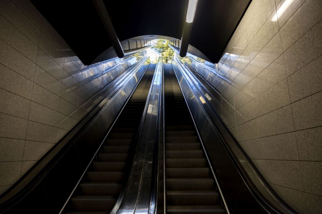 Μετρό Θεσσαλονίκης: Έγραψαν με σπρέι στις σκάλες πριν τα εγκαίνια