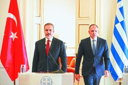 Κλίμα αντιπαράθεσης με φόντο το καλώδιο