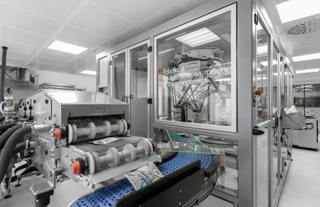 Ένα μηχάνημα από το εργοστάσιο της εταιρείας UNI-PHARMA κατά την διάρκεια της παραγωγής. Στο βάθος φαίνονται επιπλέον μηχανήματα της εταιρείας.