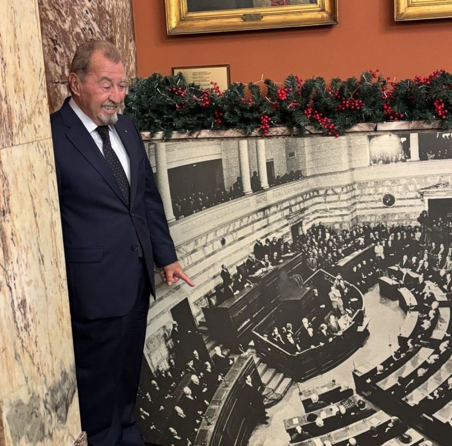 Στη βουλή οι πρώτοι βουλευτές της Μεταπολίτευσης – Αρχαιότερος ο Τραγάκης Στη βουλή οι πρώτοι βουλευτές της Μεταπολίτευσης – Αρχαιότερος ο Τραγάκης