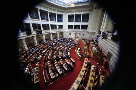 Βουλή: Ξεκίνησε η αντιπαράθεση για τον προϋπολογισμό – Οι εισηγήσεις των κομμάτων