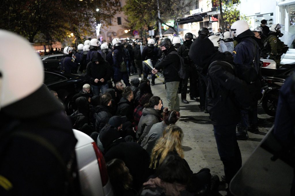 Εξάρχεια: Ελεύθεροι με όρους οι συλληφθέντες στα επεισόδια για Γρηγορόπουλο