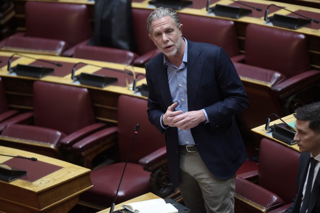 Βουλή: Κόντρα α λα γαλλικά μεταξύ Θεοδωρικάκου και Γερουλάνου