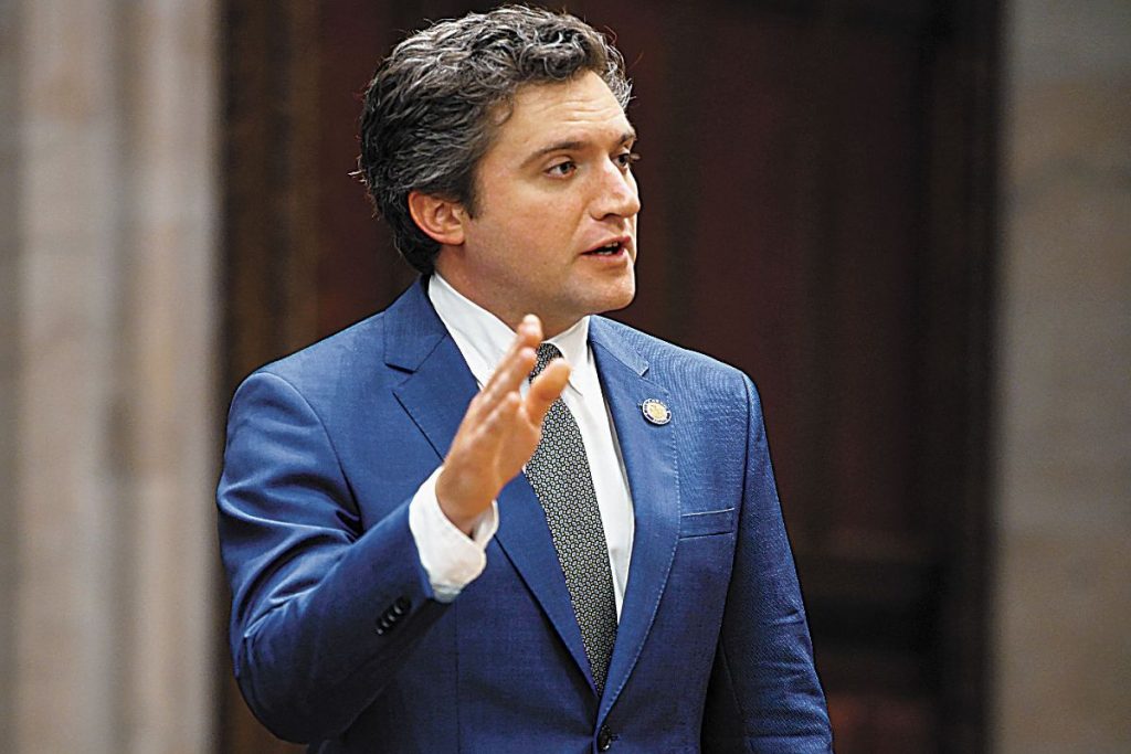 Τζέιμς Σκούφης : «Οι Δημοκρατικοί πρέπει να ακούσουμε τον κόσμο, όχι να δίνουμε διαλέξεις»