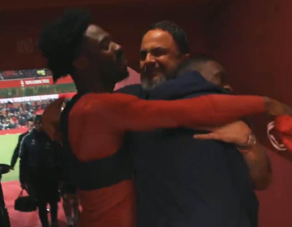 Οι αγκαλιές του Βαγγέλη Μαρινάκη στους παίκτες της Φόρεστ και το “hey big boss!” στη φυσούνα