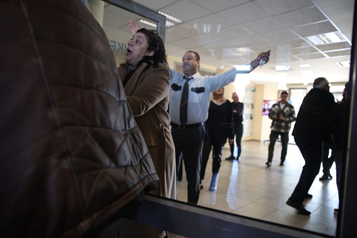 Λάρισα: Ένταση μεταξύ συγγενών θυμάτων των Τεμπών και Κ. Αγοραστού (Βίντεο)