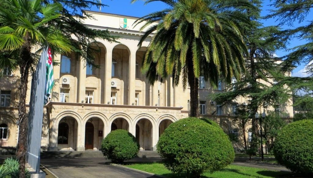 Ανεξέλεγκτη κρίση στην Αμπχαζία – Βουλευτής νεκρός από πυρά μέσα στο Κοινοβούλιο