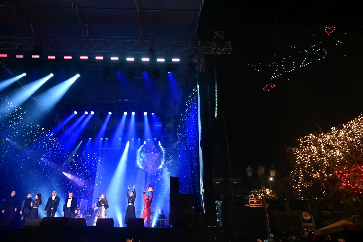 Πρωτοχρονιά 2025: Τα social media αποθέωσαν τη διερμηνέα της νοηματικής στη γιορτή στο Σύνταγμα