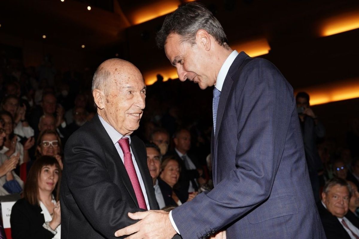 Μητσοτάκης για Σημίτη: Συνόδευσε την Ελλάδα στα μεγάλα εθνικά της βήματα Μητσοτάκης για Σημίτη: Συνόδευσε την Ελλάδα στα μεγάλα εθνικά της βήματα