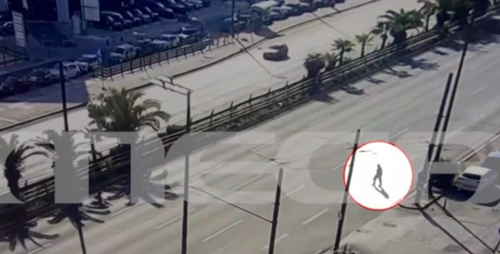 Λεωφόρος Συγγρού: Σύγκρουση οχημάτων μετά τη διακοπή της κυκλοφορίας για τη διάσωση πεζού