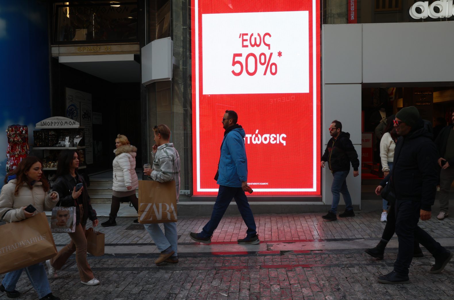 Τεστ αντοχών οι χειμερινές εκπτώσεις: Στοίχημα τα 6 δισ. ευρώ στη λιανική