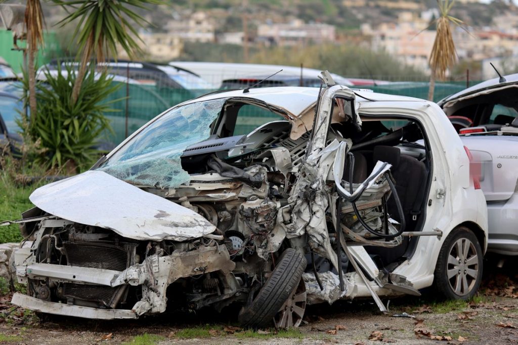 Θεσσαλονίκη: Μεθυσμένη οδηγός παρέσυρε 15 ΙΧ, περίπτερο και κατέληξε σε τζαμαρία