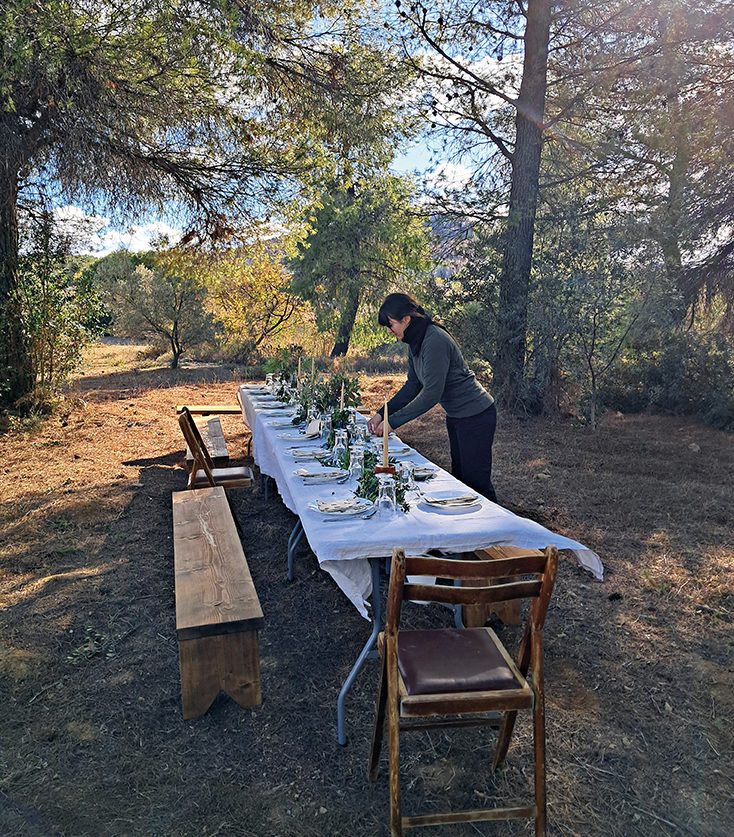 Μαγειρέματα στη φύση: Μια παρέα στρώνει τραπέζια κάτω από πεύκα και ελιές